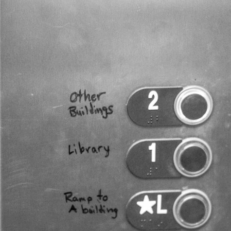 The BHS elevator has inadequate floor signage. | Photo: Alexandre Silberman/Register