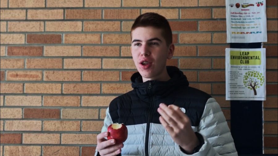 Photo: Nora Jacobsen /
Sophomore Rory Stein takes a bite from a delicious February apple