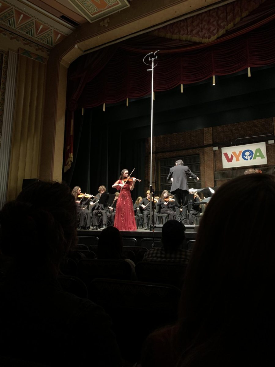 Lisa Zhou-Hackett performing at her VYO solo concert 